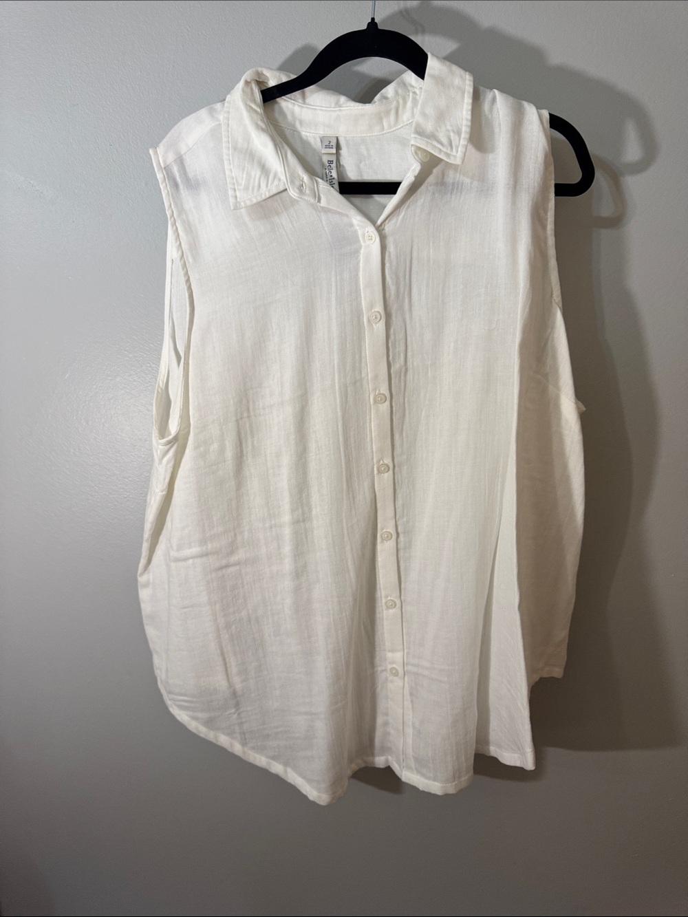 torrid White Sleeveless Button-Down Collared Top